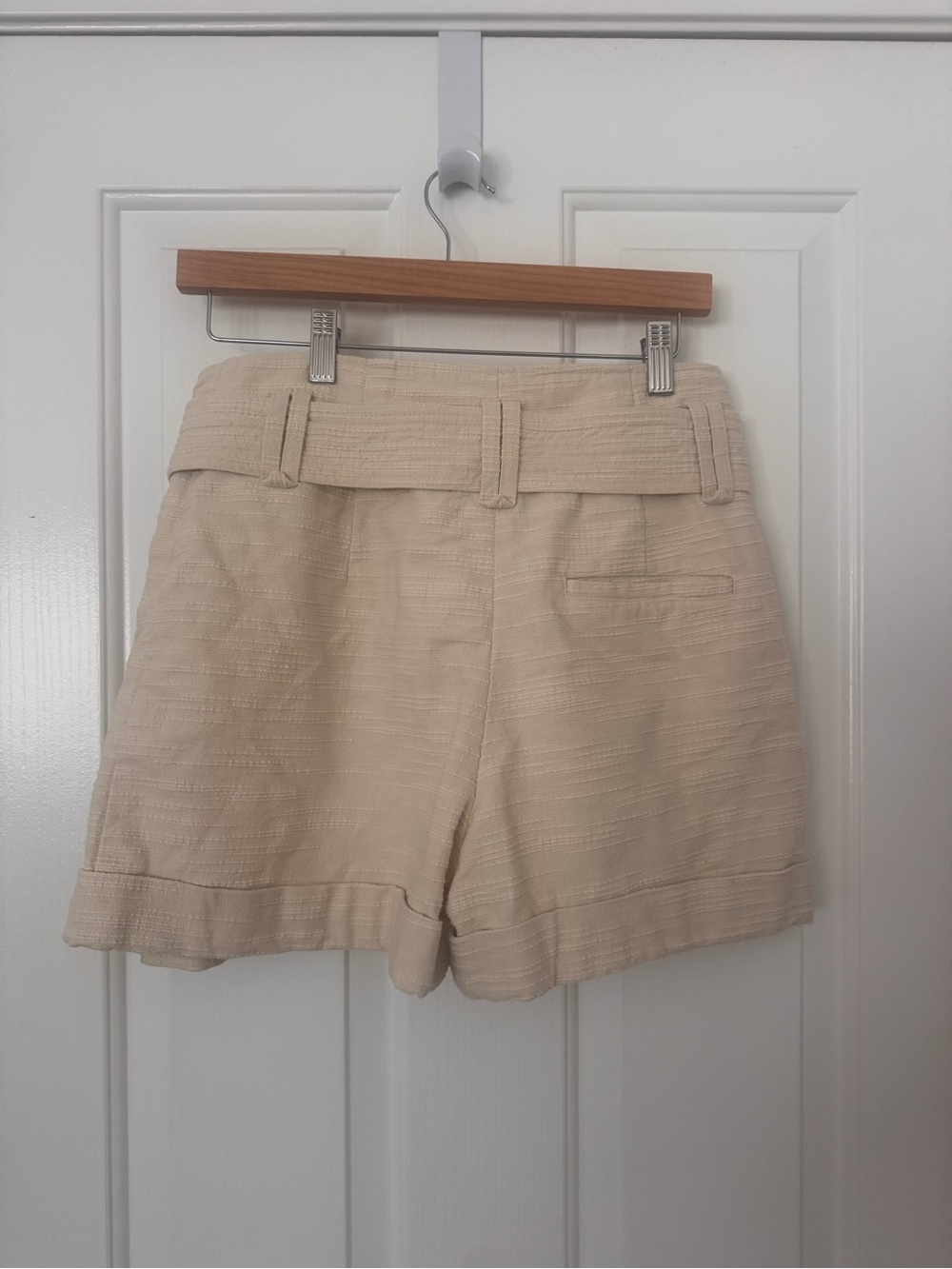 Sezane Rome Shorts in Ecru. Size 38 - Picture 4 of 6